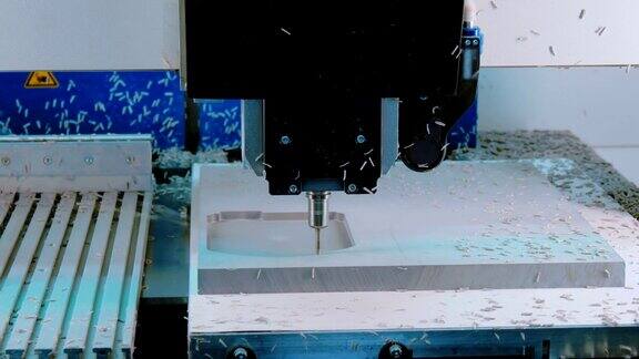 数控铣床在一家工厂制造一些塑料零件