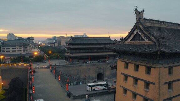 中国西安日落时的古城墙鸟瞰图