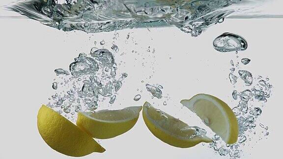 黄色柠檬柑橘柠檬水果落入水中白色背景4K慢镜头