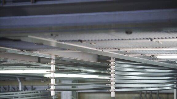 阳极氧化企业铝材阳极氧化工艺铝型材在起重机的帮助下浸泡在特殊溶液中金属加工