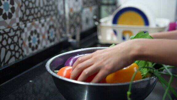 女人在厨房水槽洗菜