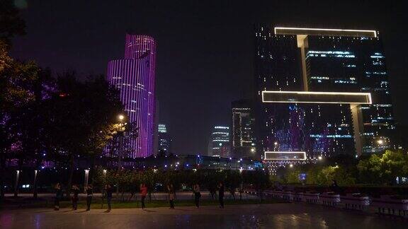 夜光照亮了杭州市中心中心公园广场上的舞者全景4k中国