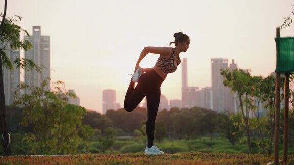美丽的亚洲女人练习瑜伽在公园的自然锻炼