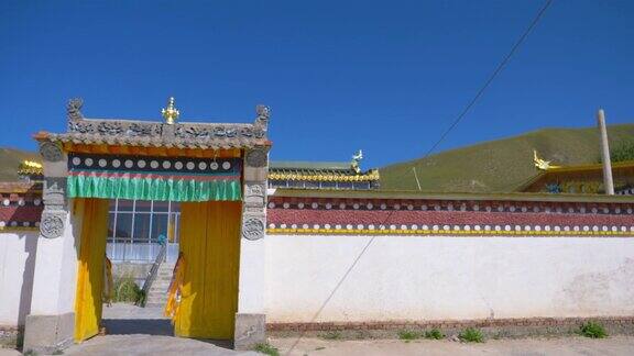 中国青海省的藏传佛教寺院大寺周围的传统古建筑