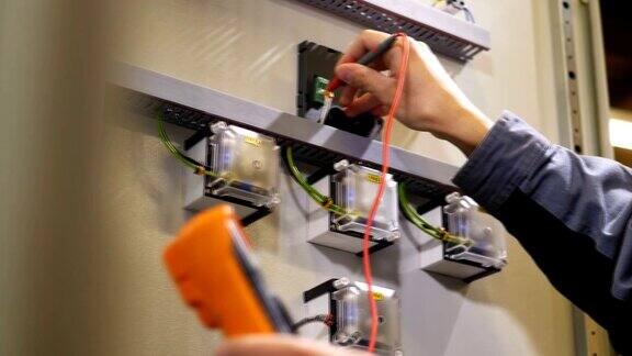电工使用组合电表测量电流