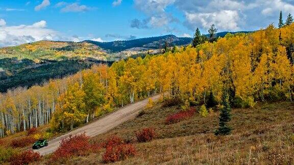 秋天的金色山谷-秋天的云滚动超过一个山谷的金色白杨林鲁特国家森林蒸汽船泉科罗拉多州美国