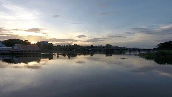 日出时飞越桂河