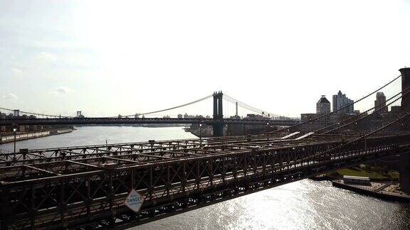 美国纽约东河鸟瞰图无人机飞过布鲁克林大桥俯瞰曼哈顿大桥