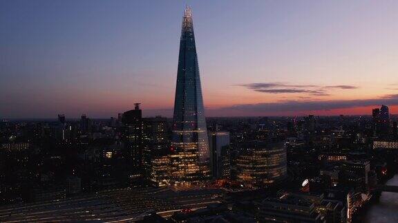 日落后标志性的碎片大厦的高架视图高大的现代化办公大楼五颜六色的黄昏的天空英国伦敦