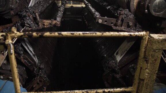 在加工厂移动的传送带煤炭加工过程中污泥分离