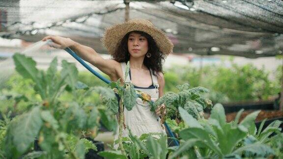 一名亚洲妇女在自家花园里照料植物