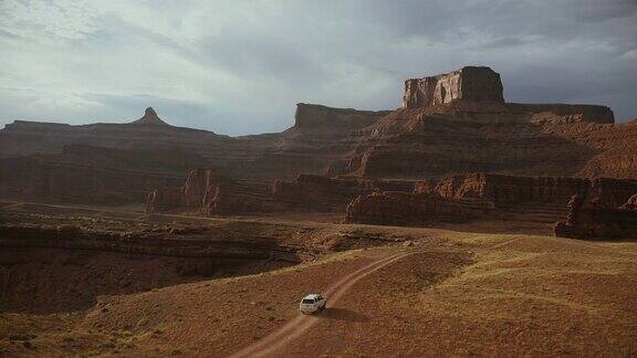 无人机镜头:ShafertrailCanyonlands的汽车