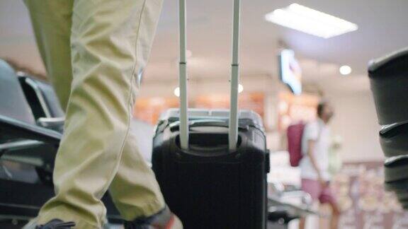 一名乘客将行李拖到机场候机楼