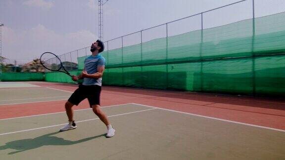 业余网球双打在网球发球中的慢动作动态镜头运行轨道
