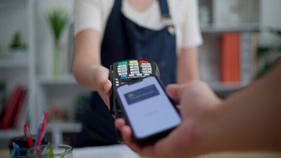 顾客通过使用近场通信技术的智能手机支付账单