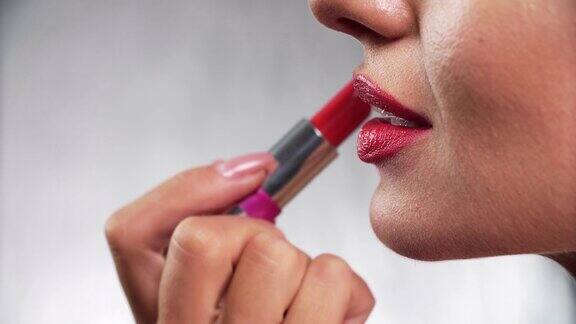 红色的口红女人用口红丰满性感的嘴唇特写