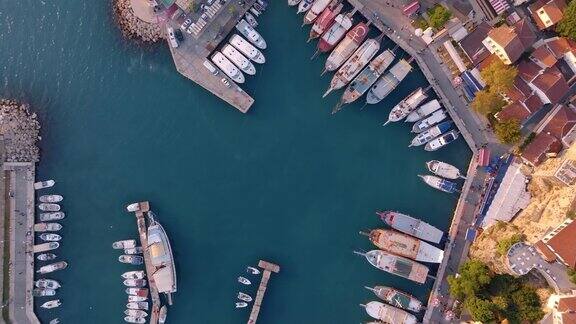 令人惊叹的老港口鸟瞰图海景与船和大海在滨海湾港口的俯视图无人机视频片段