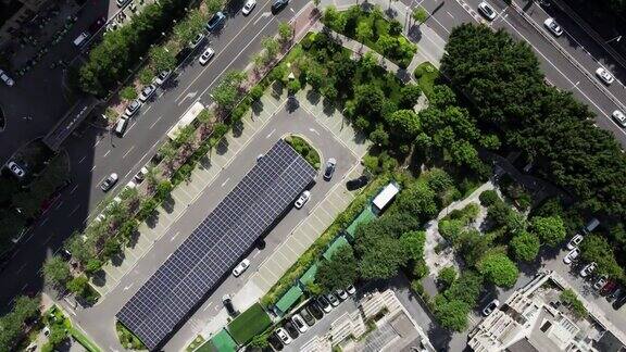 社区停车场太阳能板屋顶鸟瞰图
