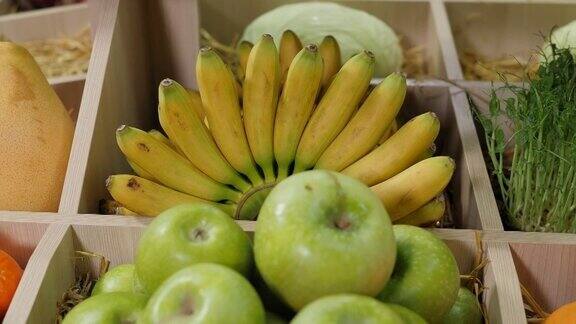 商店货架上各种水果的特写青苹果和香蕉