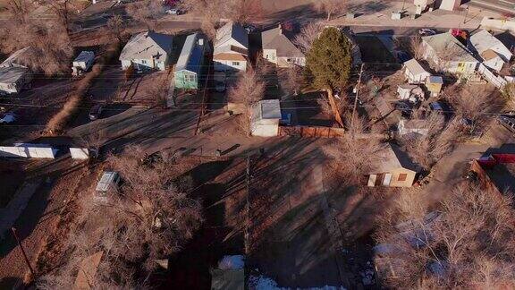 科罗拉多大路口的破败住宅区无人机与一辆教堂和校车