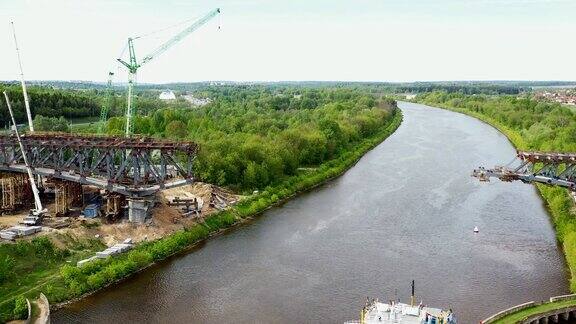 公路建设鸟瞰图包括桥梁跨越运河沼泽铁路和公路轨道