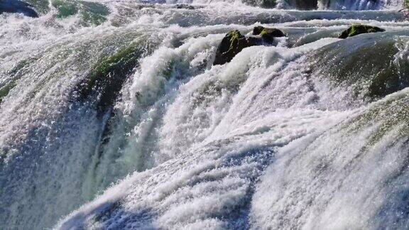 在贵州黄果树瀑布国家公园水冲在长满青苔的石头上