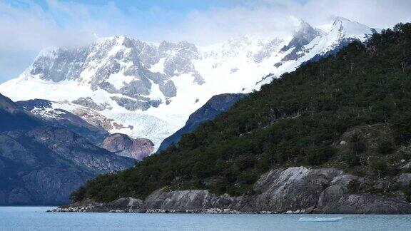 有浮冰的乌普萨拉冰川