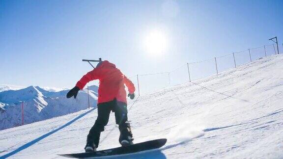 滑雪者在滑雪道上滑行在转弯时喷洒雪