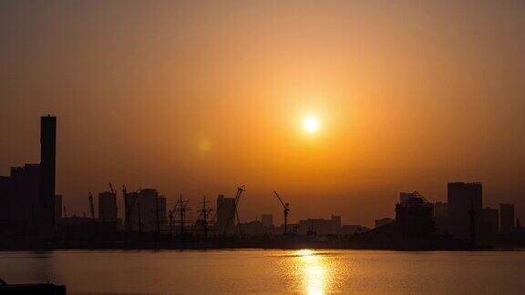 剪影东京城市景观附近的河流在日出日本