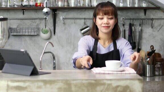 亚洲女子咖啡店老板