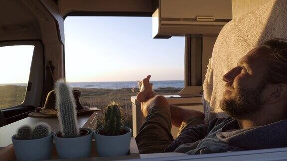 人们乘坐露营车旅行享受简单的生活