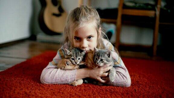小女孩在屋里和小猫玩