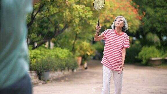 老年妇女在家与家人一起锻炼