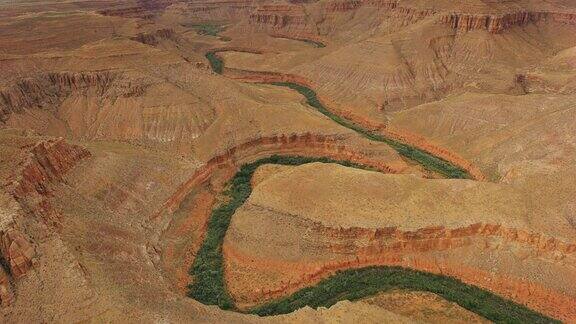 空中科罗拉多河在大峡谷留下绿色的植被踪迹