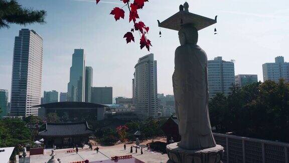 韩国首尔江南区奉根寺秋日大佛上的红色枫叶