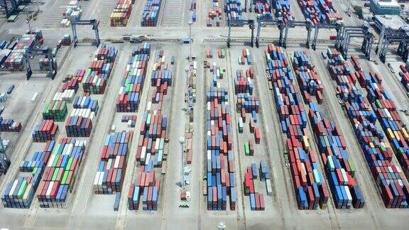 丹戎普列克工业港的集装箱排