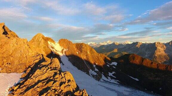 鸟瞰图的trailrunner攀登岩石山在日出