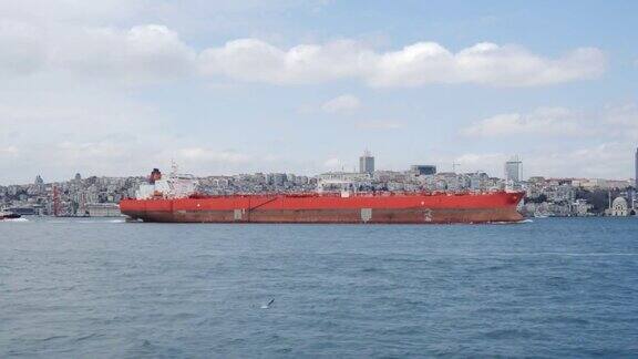 载有汽油和汽油产品的油轮在博斯普鲁斯海峡航行货船运载化学品和易燃物质