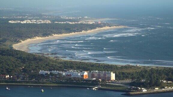 顶视图美丽的沙滩与蓝色的海浪翻滚到海岸一些岩石葡萄牙