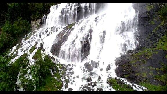 挪威峡湾的瀑布