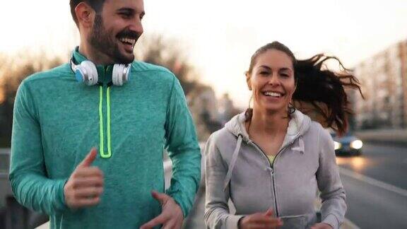 快乐的朋友和运动的人在户外慢跑和跑步