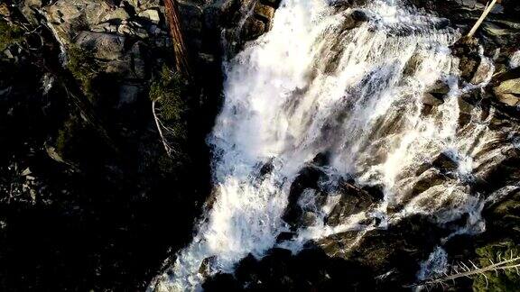 戏剧性的鹰瀑布飞出瀑布的边缘-翡翠湾湖太浩加利福尼亚