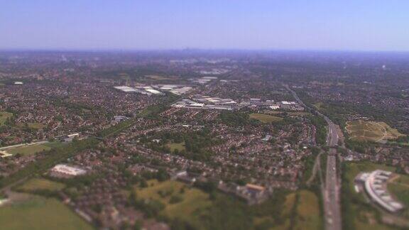 英国伦敦皇家空军诺索特机场的鸟瞰图在阳光下带有倾斜偏移微缩图像效果4k