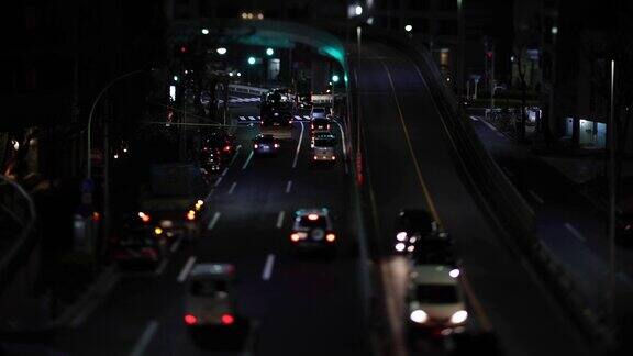 城市街道上微型交通堵塞的夜景