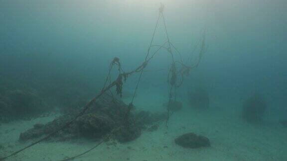废弃的绳子在海底礁在台湾