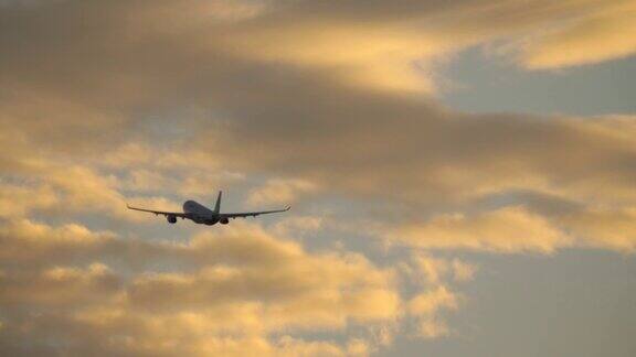 飞机在多云的傍晚天空