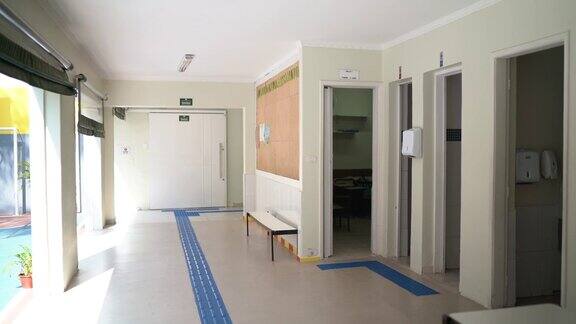 空旷的学校走廊-学校主题
