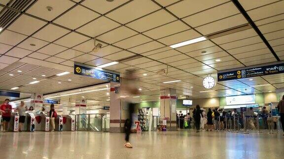 延时:行人、旅行者和游客在曼谷地铁站