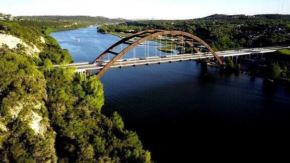 Pennybacker桥或360桥鸟瞰图在奥斯汀德克萨斯州悬崖边前进