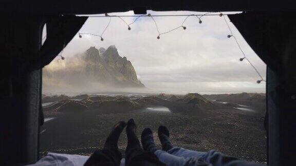 一对夫妇在露营车里看韦斯特拉霍恩山